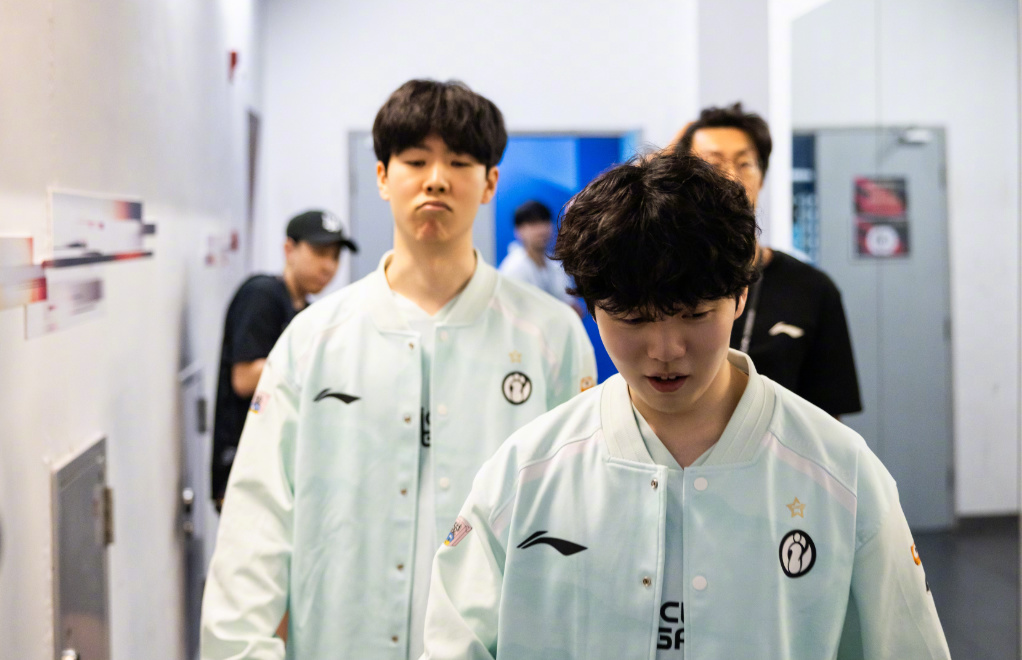 在老将重组, 形成经验与, 赛区格局的 在老将重组, 形成经验与, 赛区格局的